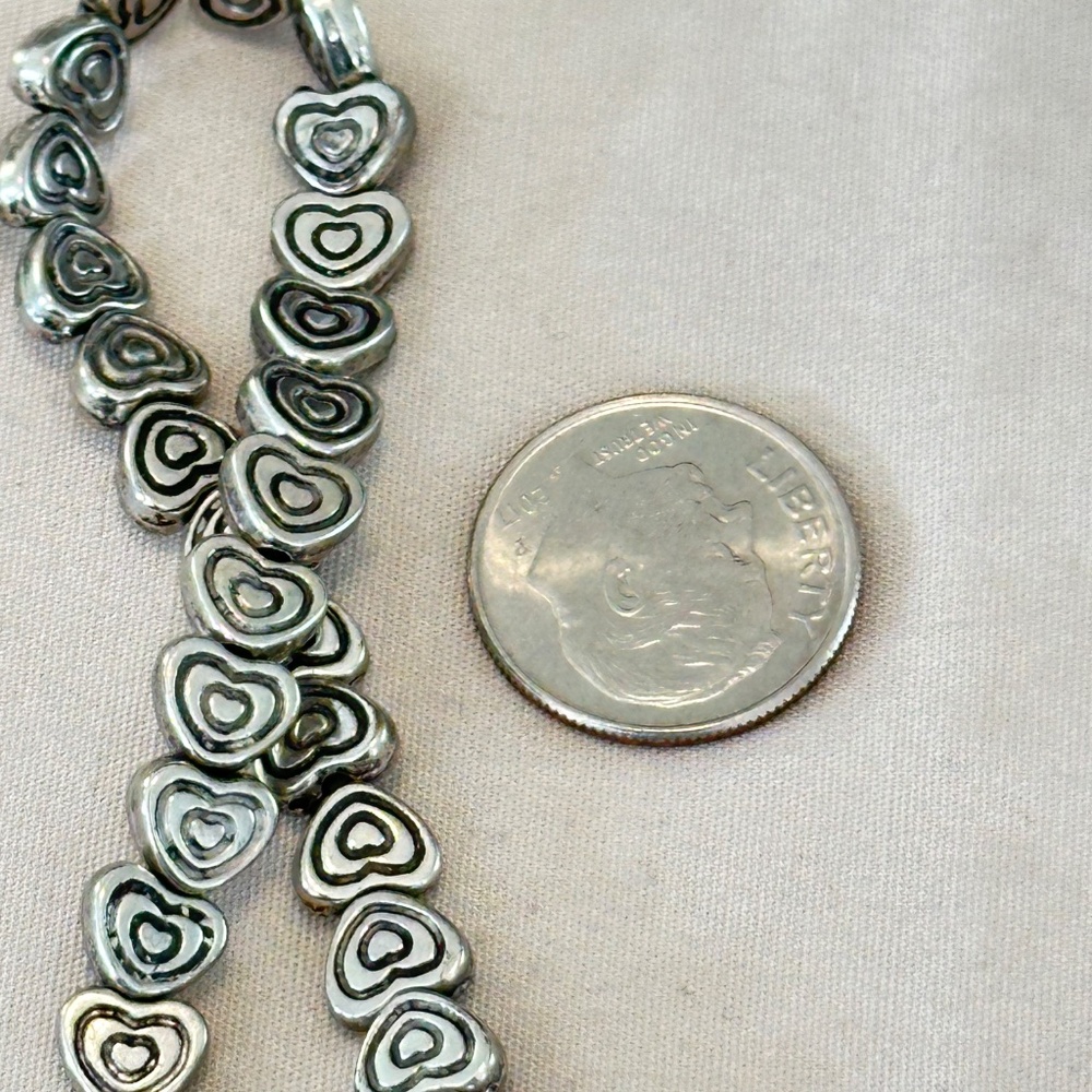 Silver tone stretchy bracelet w/carved Heart beads all the way around - Picture 12 of 13